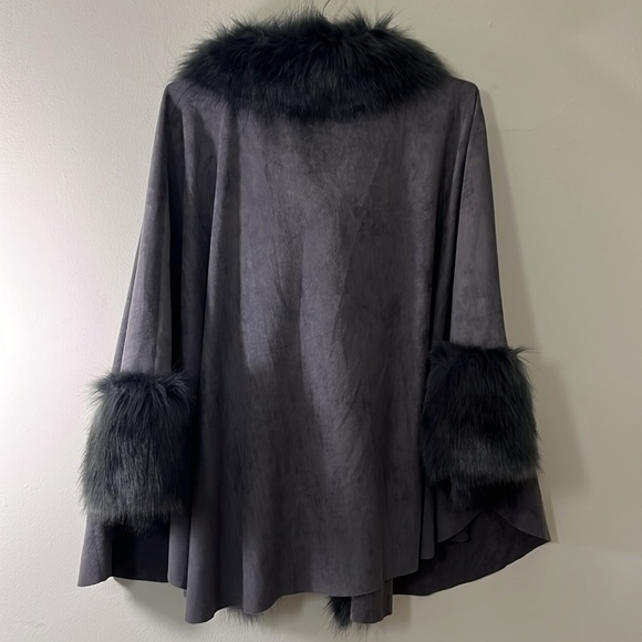 JAYLEY Grey Faux Fur Faux Suede Cape - Picture 11 of 13